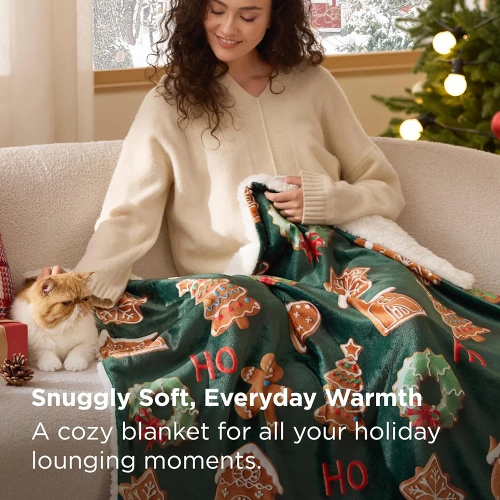 Holiday Gingerbread and Wreath Green Throw Blanket